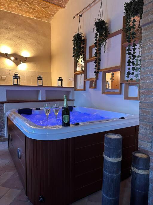 Relax Nella Jacuzzi In Toscana Colle Val D'Elsa Kültér fotó