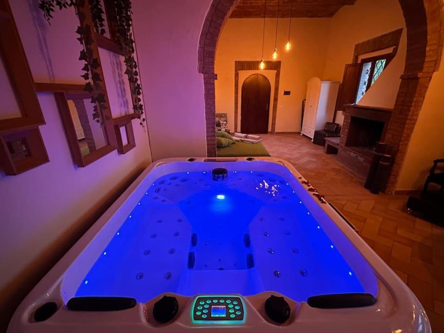 Relax Nella Jacuzzi In Toscana Colle Val D'Elsa Kültér fotó