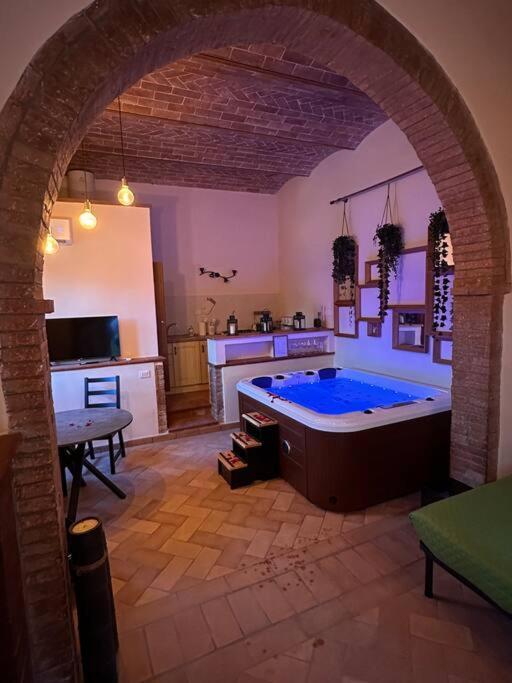 Relax Nella Jacuzzi In Toscana Colle Val D'Elsa Kültér fotó