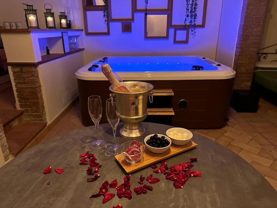 Relax Nella Jacuzzi In Toscana Colle Val D'Elsa Kültér fotó